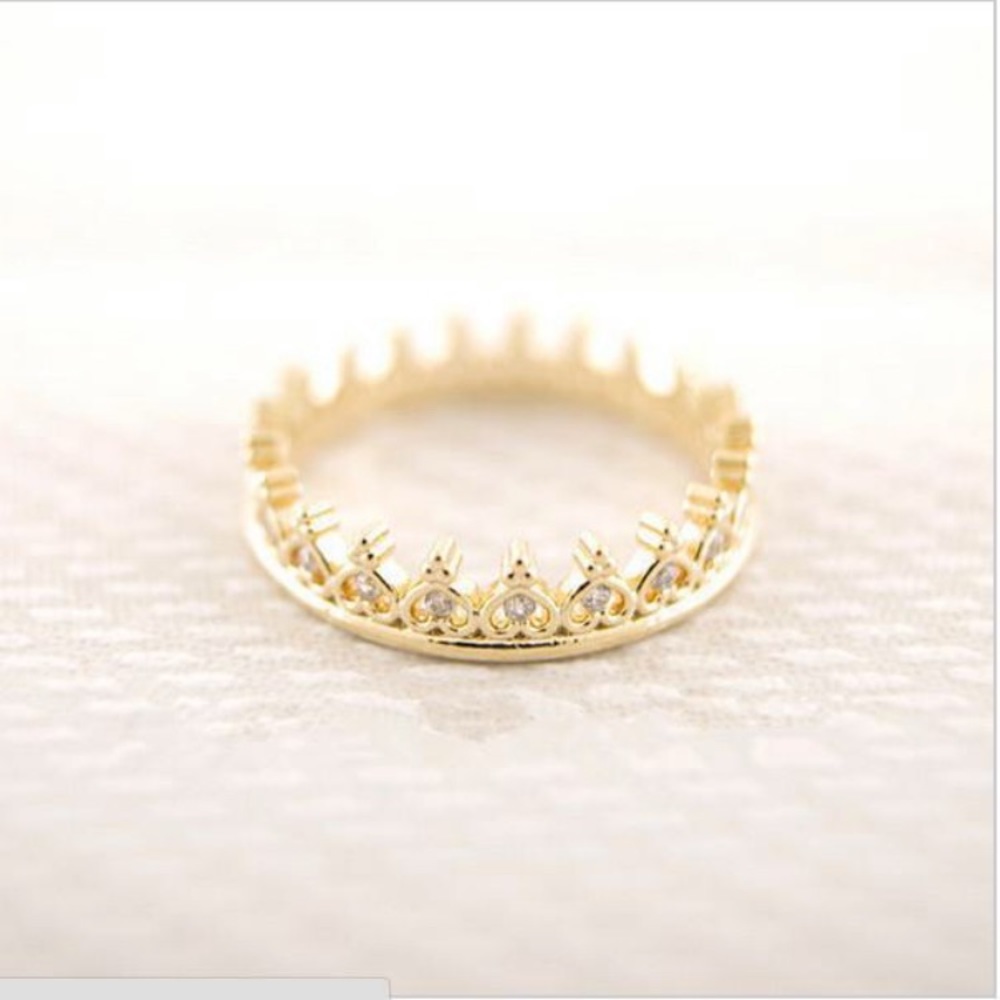 👑 Gold Crown Ring Size 5.5 - Picture 2 of 5
